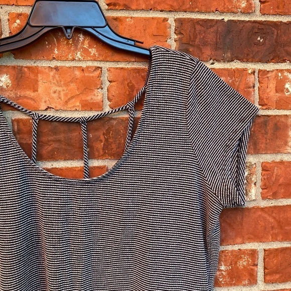 Torrid Lovesick 1 Black Stripe Strappy Back Crop Vneck Short Sleeve Tee - Picture 3 of 10